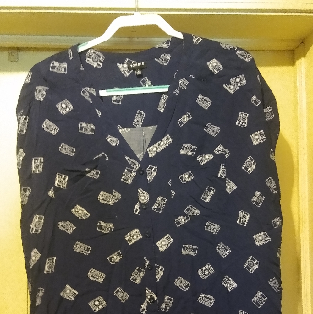 Torrid button up camera top size 2